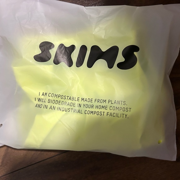 FITS EVERYBODY HIGH-WAISTED SHORT - Picture 2 of 4